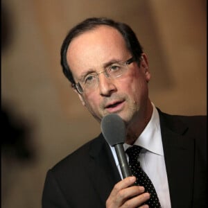 Francois Hollande, au conseil général de la Corrèze, prend la parole devant les médias après les premiers résultats des élections cantonales, le 20 mars 2011.
