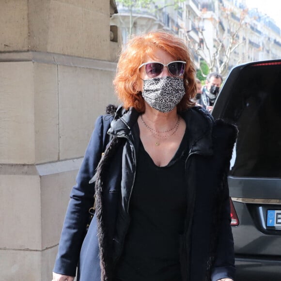 Véronique Genest aux obsèques de Yves Rénier en l'église Saint-Pierre de Neuilly-sur-Seine. Le 30 avril 2021