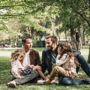 Marc-Olivier Fogiel, son compagnon François et leurs filles Mila et Lily.