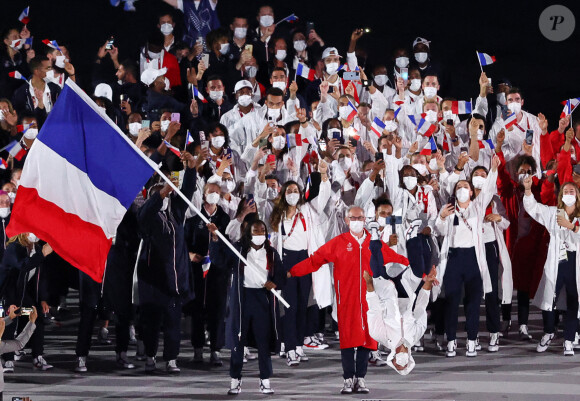 La délégation française lors de la parade des nations pendant la cérémonie d'ouverture des Jeux Olympiques de Tokyo 2020 le 23 juillet 2021. 