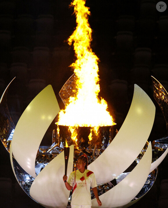 La joueuse de tennis Naomi Osaka allume le chaudron olympique lors de la cérémonie d'ouverture des JO Tokyo 2020 le 23 juillet 2021.