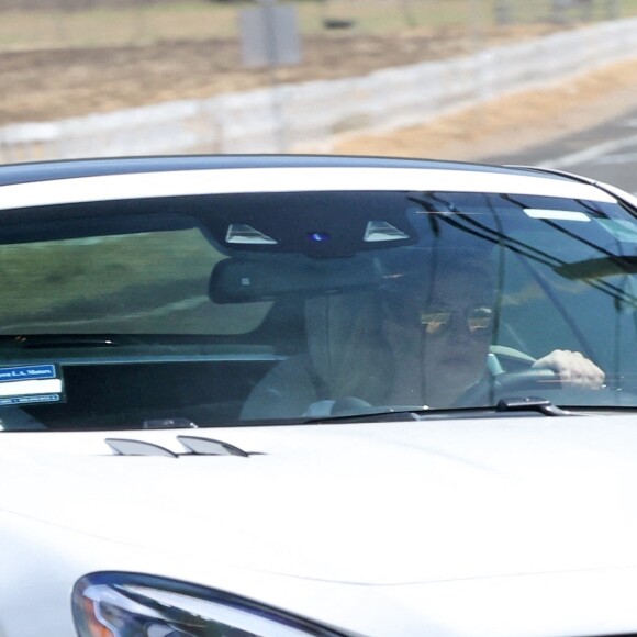 Exclusif - Britney Spears, sans sa bague de fiançailles, conduit sous escorte de sécurité à Westlake, le 23 juillet 2021.