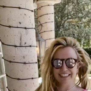 Captures d'écran de la vidéo de Britney Spears en maillot de bain qu'elle a postée sur son compte Instagram. Le 27 avril 2021 © JLPPA/Bestimage