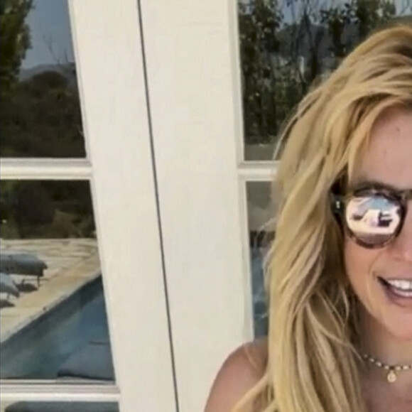 Captures d'écran de la vidéo de Britney Spears en maillot de bain qu'elle a postée sur son compte Instagram. Le 27 avril 2021 © JLPPA/Bestimage