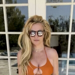 Captures d'écran de la vidéo de Britney Spears en maillot de bain qu'elle a postée sur son compte Instagram. © JLPPA/Bestimage