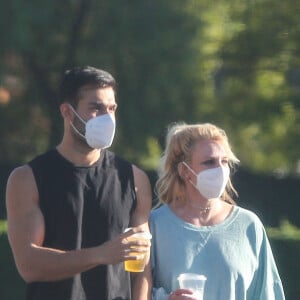 Exclusif - Une des première sorties de Britney Spears depuis l'épidémie de coronavirus (COVID-19) avec son compagnon Sam Asghari et un de ses fils à Los Angeles le 16 mars 2021. Sa dernière sortie publique remonte à octobre 2020. Depuis, Britney reste enfermée dans sa maison de Thousand Oaks. La petite troupe est passée dans un Starbuck. Ils portent tous un masque de protection contre la Covid.