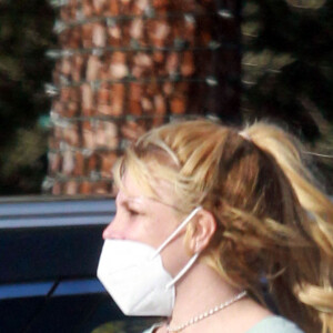 Exclusif - Une des première sorties de Britney Spears depuis l'épidémie de coronavirus (COVID-19) avec son compagnon Sam Asghari et un de ses fils à Los Angeles le 16 mars 2021. Sa dernière sortie publique remonte à octobre 2020.
