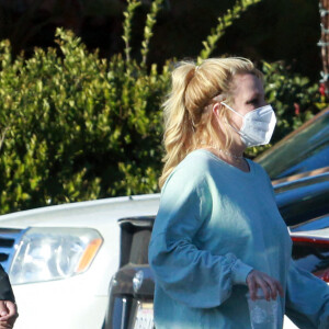 Exclusif - Une des première sorties de Britney Spears depuis l'épidémie de coronavirus (COVID-19) avec son compagnon Sam Asghari et un de ses fils à Los Angeles le 16 mars 2021. Sa dernière sortie publique remonte à octobre 2020. Depuis, Britney reste enfermée dans sa maison de Thousand Oaks. La petite troupe est passée dans un Starbuck. Ils portent tous un masque de protection contre la Covid.