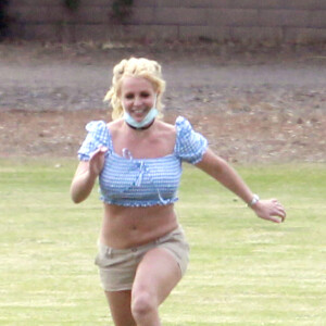 Exclusif - Britney Spears et son compagnon Sam Asghari sortent de leur confinement pour une journée shopping et sportive à Los Angeles le 16 juin 2020.