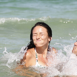 Exclusif - L'ancienne Miss France 2012 Delphine Wespiser profite de la mer chaude sur l'Ile de Djerba avec son compagnon Roger Erhart le 3 août 2018.