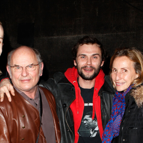 Jean-François Stevenin avec sa femme Claire et ses fils Pierre et Robinson Stevenin - Générale de la pièce de théâtre "Jupe Obligatoire" au théâtre du Gymnase à Paris le 10 février 2014.