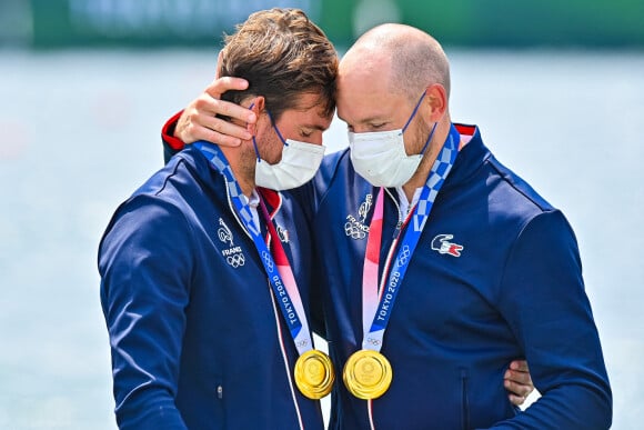 Hugo BOUCHERON et Matthieu ANDRODIAS médaillés d'or en aviron aux Jeux de Tokyo, le 27 juillet 2021.