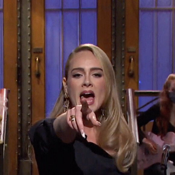 La chanteuse Adele, nouvelle ligne et nouveau look, revient sur l'émission Saturday Night Live 12 ans après son premier passage.