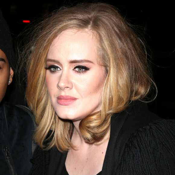 La chanteuse Adele quitte son hôtel pour aller dîner au restaurant dans le quartier de West Village à New York. Le 19 novembre 2015