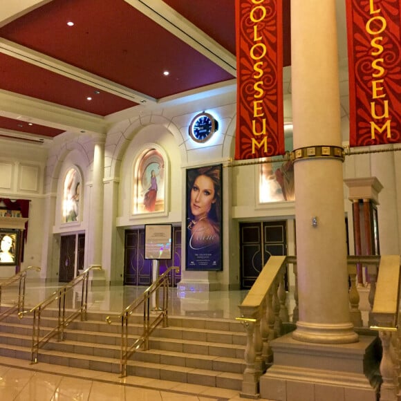 Entrée du Colosseum avec l'affiche de l'annulation des concerts de Céline Dion ce week-end à Las Vegas le 16 janvier 2016  Entrance of Colosseum in Las Vegas with the note that the shows of Celine Dion are cancelled for the week-end 16/01/2016 