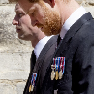 Le prince Harry et le prince William aux funérailles du prince Philip, duc d'Edimbourg à la chapelle Saint-Georges du château de Windsor, le 17 avril 2021. 