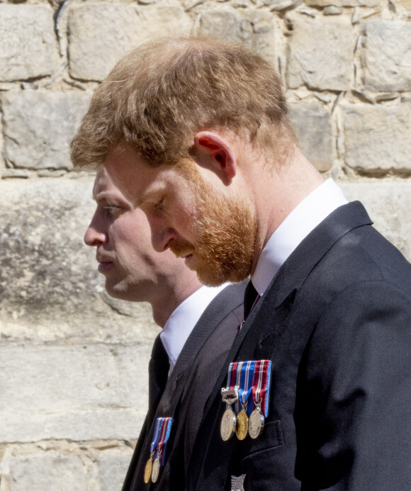 Le prince Harry et le prince William aux funérailles du prince Philip, duc d'Edimbourg à la chapelle Saint-Georges du château de Windsor, le 17 avril 2021. 