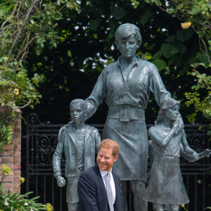 Le prince William, duc de Cambridge, et son frère Le prince Harry, duc de Sussex, se retrouvent à l'inauguration de la statue de leur mère, la princesse Diana dans les jardins de Kensington Palace à Londres, Royaume Uni, le 1er juillet 2021.