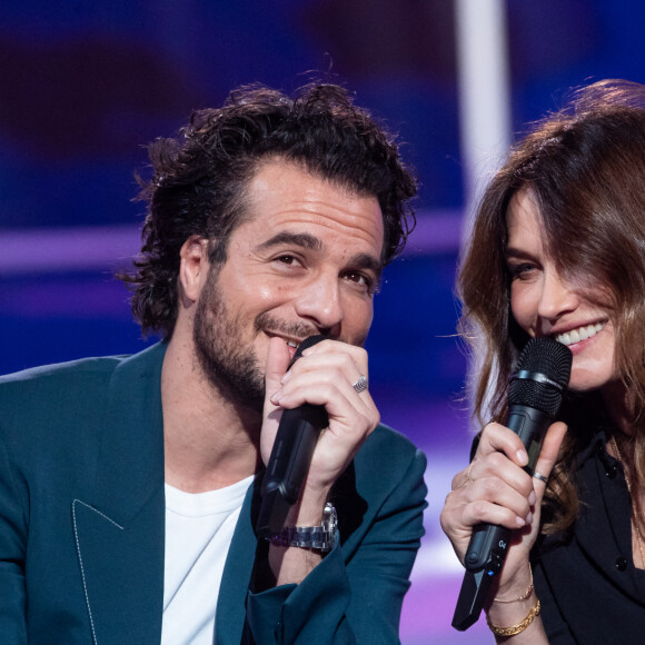 Amir Haddad, Carla Bruni Sarkozy - Enregistrement de l'émission "Sidaction, ensemble contre le Sida - Merci Line" au Paradis Latin à Paris. Le 1er mars 2021. © C.Guirec-C.Moreau / Bestimage