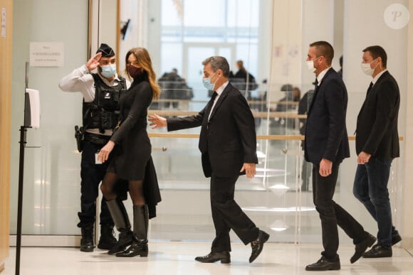 Nicolas Sarkozy arrive avec sa femme Carla Bruni Sarkozy au procès des "écoutes téléphoniques" au tribunal de Parisn le 9 décembre 2020. © Christophe Clovis / Bestimage