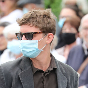 Virginie Efira et son compagnon Niels Schneider - Hommage à Guy Bedos en l'église de Saint-Germain-des-Prés à Paris le 4 juin 2020.