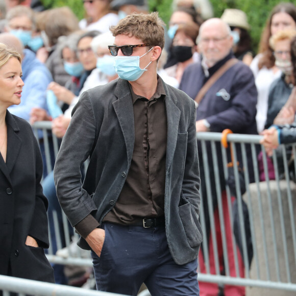Virginie Efira et son compagnon Niels Schneider - Hommage à Guy Bedos en l'église de Saint-Germain-des-Prés à Paris le 4 juin 2020.