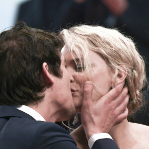 Virginie Efira et son compagnon Niels Schneider à la première de "Sibyl" lors du 72ème Festival International du Film de Cannes, le 24 mai 2019.