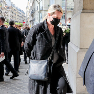 Luana Belmondo - Arrivées aux obsèques d'Yves Rénier en l'église Saint-Pierre de Neuilly-sur-Seine, le 30 avril 2021.