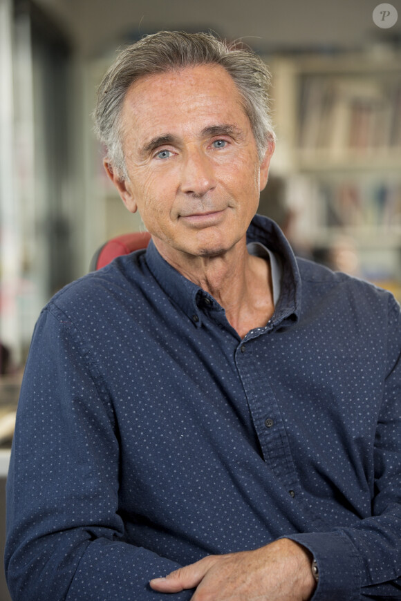 Thierry Lhermitte, chroniqueur pour "Le Magazine de la Santé" sur France 5 sur le plateau de l'émission le 15 septembre 2015.