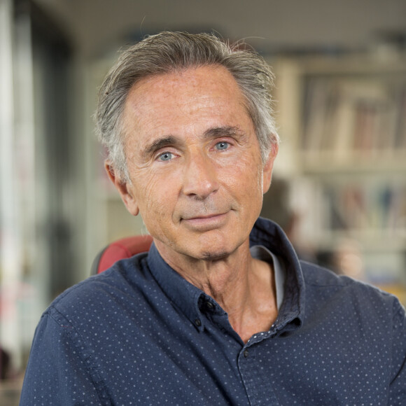 Thierry Lhermitte, chroniqueur pour "Le Magazine de la Santé" sur France 5 sur le plateau de l'émission le 15 septembre 2015.