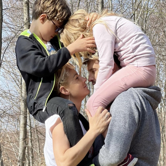 Élodie Gossuin avec deux de ses enfants et son mari Bertrand Lacherie - Instagram