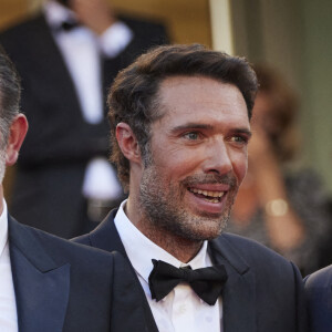 Jean Dujardin, Nicolas Bedos, Pierre Niney - Montée des marches du film "OSS 117 : Alerte rouge en Afrique Noire" lors du 74e Festival de Cannes. Le 17 juillet 2021. © Borde-Jacovides-Moreau / Bestimage