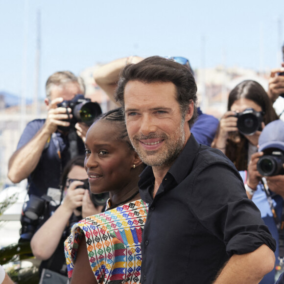 Pierre Niney, Fatou N'Diaye, Nicolas Bedos, Jean Dujardin, Natacha Lindinger - Photocall du film "OSS 117 : Alerte Rouge En Afrique Noire" lors du 74e Festival de Cannes. Le 17 juillet 2021. © Borde / Jacovides / Moreau / Bestimage