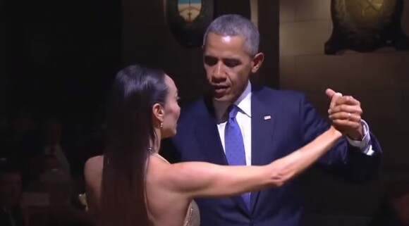 Barack Obama et une danseuse, en plein tango en Argentine, le 22 mars 2016