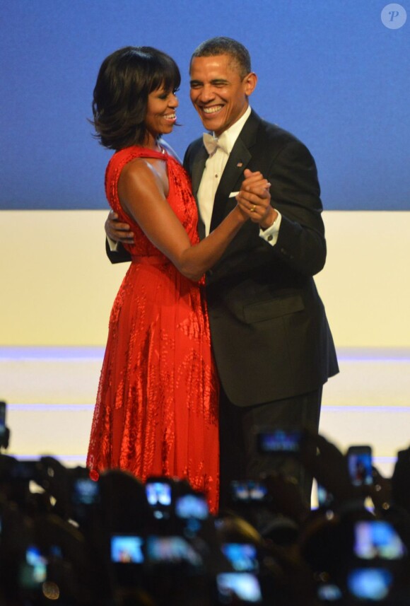 Barack Obama danse avec son épouse Michelle lors du bal organisé pour fêter son second mandat à la tête des Etats-Unis, à Washington le 21 janvier 2013.