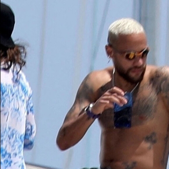 Le joueur de football international brésilien et du Paris Saint-Germain Neymar Jr. passe du bon temps avec des amis sur yacht au large de l'île d'Ibiza, Espagne, le 2 août 2021.