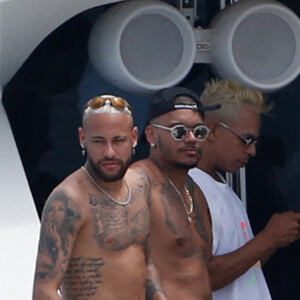 Le joueur de football international brésilien et du Paris Saint-Germain Neymar Jr. passe du bon temps avec des amis sur yacht au large de l'île d'Ibiza, Espagne, le 2 août 2021.