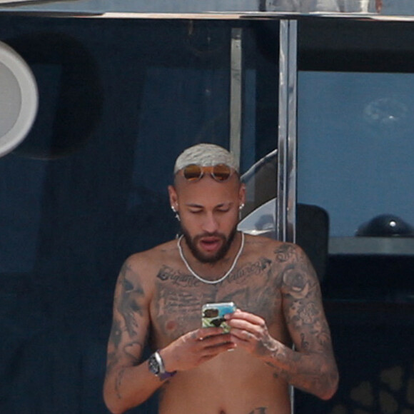 Le joueur de football international brésilien et du Paris Saint-Germain Neymar Jr. passe du bon temps avec des amis sur yacht au large de l'île d'Ibiza, Espagne, le 2 août 2021.