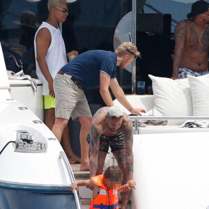 Le joueur de football international brésilien et du Paris Saint-Germain Neymar Jr. passe du bon temps avec des amis sur yacht au large de l'île d'Ibiza, Espagne, le 2 août 2021.