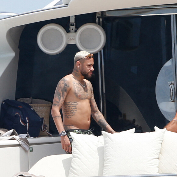 Le joueur de football international brésilien et du Paris Saint-Germain Neymar Jr. passe du bon temps avec des amis sur yacht au large de l'île d'Ibiza, Espagne, le 2 août 2021.