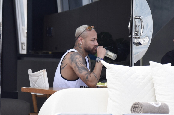 Le joueur de football international brésilien et du Paris Saint-Germain Neymar Jr. passe du bon temps avec des amis sur yacht au large de l'île d'Ibiza, Espagne, le 2 août 2021.