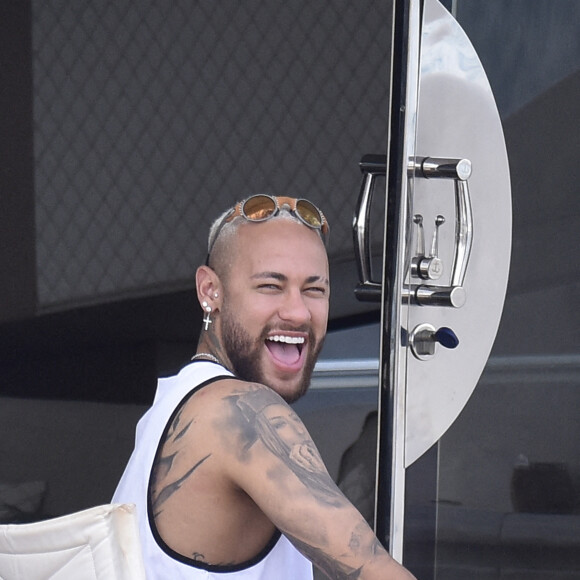 Le joueur de football international brésilien et du Paris Saint-Germain Neymar Jr. passe du bon temps avec des amis sur yacht au large de l'île d'Ibiza, Espagne, le 2 août 2021.