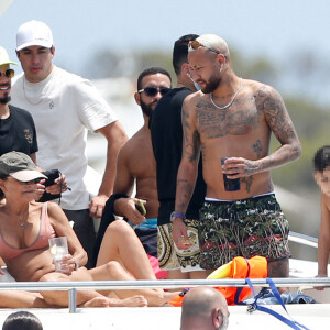 Le joueur de football international brésilien et du Paris Saint-Germain Neymar Jr. passe du bon temps avec des amis sur yacht au large de l'île d'Ibiza, Espagne, le 2 août 2021.