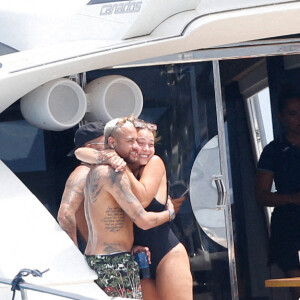 Le joueur de football international brésilien et du Paris Saint-Germain Neymar Jr. passe du bon temps avec des amis sur yacht au large de l'île d'Ibiza, Espagne, le 2 août 2021.