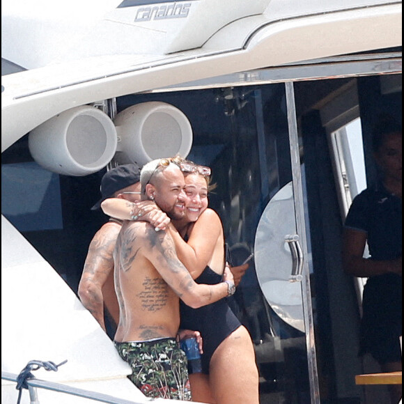 Le joueur de football international brésilien et du Paris Saint-Germain Neymar Jr. passe du bon temps avec des amis sur yacht au large de l'île d'Ibiza, Espagne, le 2 août 2021.
