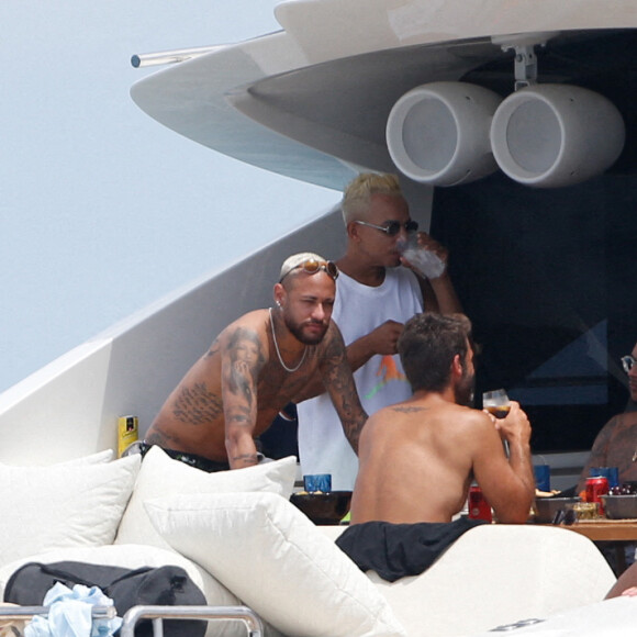 Le joueur de football international brésilien et du Paris Saint-Germain Neymar Jr. passe du bon temps avec des amis sur yacht au large de l'île d'Ibiza, Espagne, le 2 août 2021.