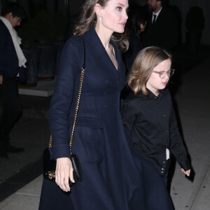 Angelina Jolie sort avec ses enfants Shiloh, Zahara, Maddox, Pax, Knox et Vivienne de l'hôtel Crosby à New York, le 25 février 2019.