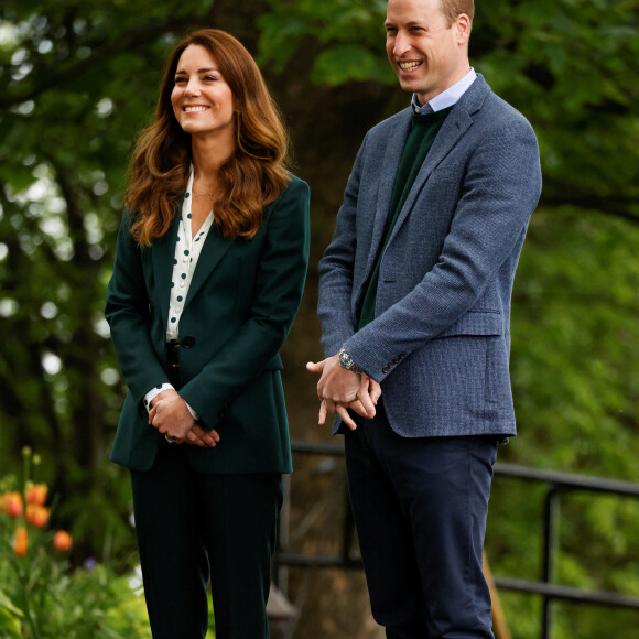 Le prince William, duc de Cambridge et Catherine (Kate) Middleton, duchesse de Cambridge, rencontrent des enfants d'Edzell Nursery lors de leur visite au parc Starbank à Édimbourg, Ecosse, Royaume Uni, le 27 mai 2021, pour découvrir comment "Fields in Trust" contribue à la protection des espaces verts de la ville.