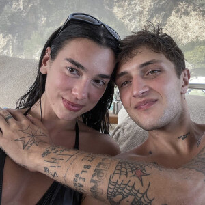 Dua Lipa et son petit ami Anwar Hadid en vacances en Albanie. Juillet 2021.