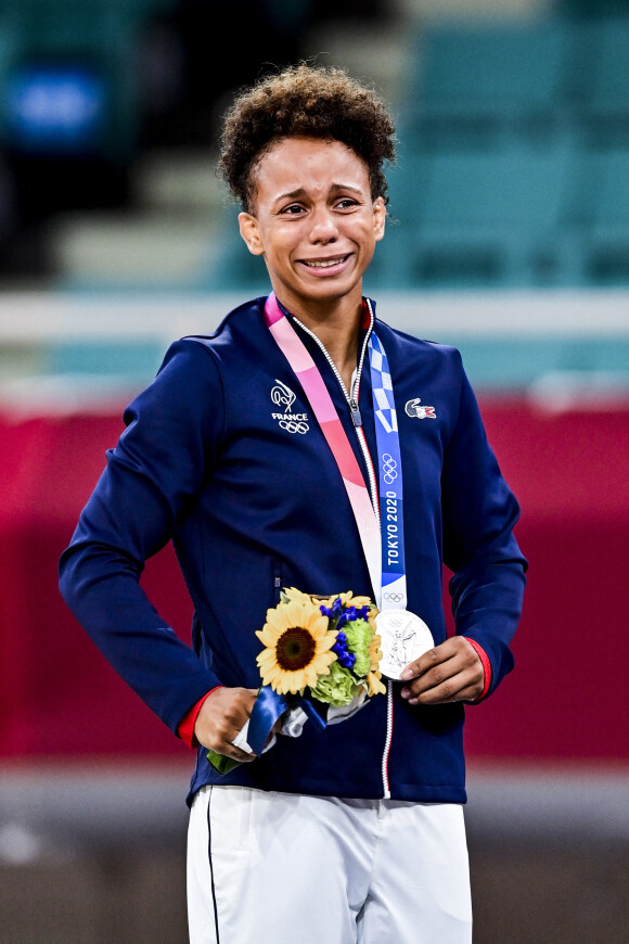 Amandine Buchard en larmes sur le podium, reçoit sa médaille d'argent aux J.O de Tokyo 2020